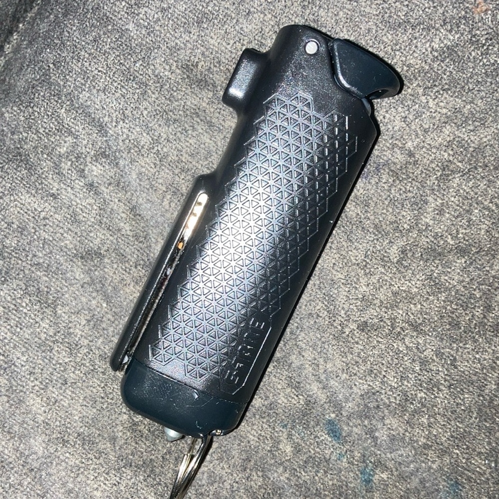 Spare pepper gel/ seat belt cutter/ window breaker survival kit